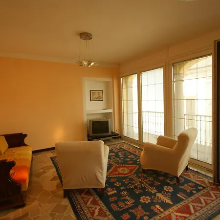 Loggia Degli Innocenti Leonardo - 2-room-flat Apartment